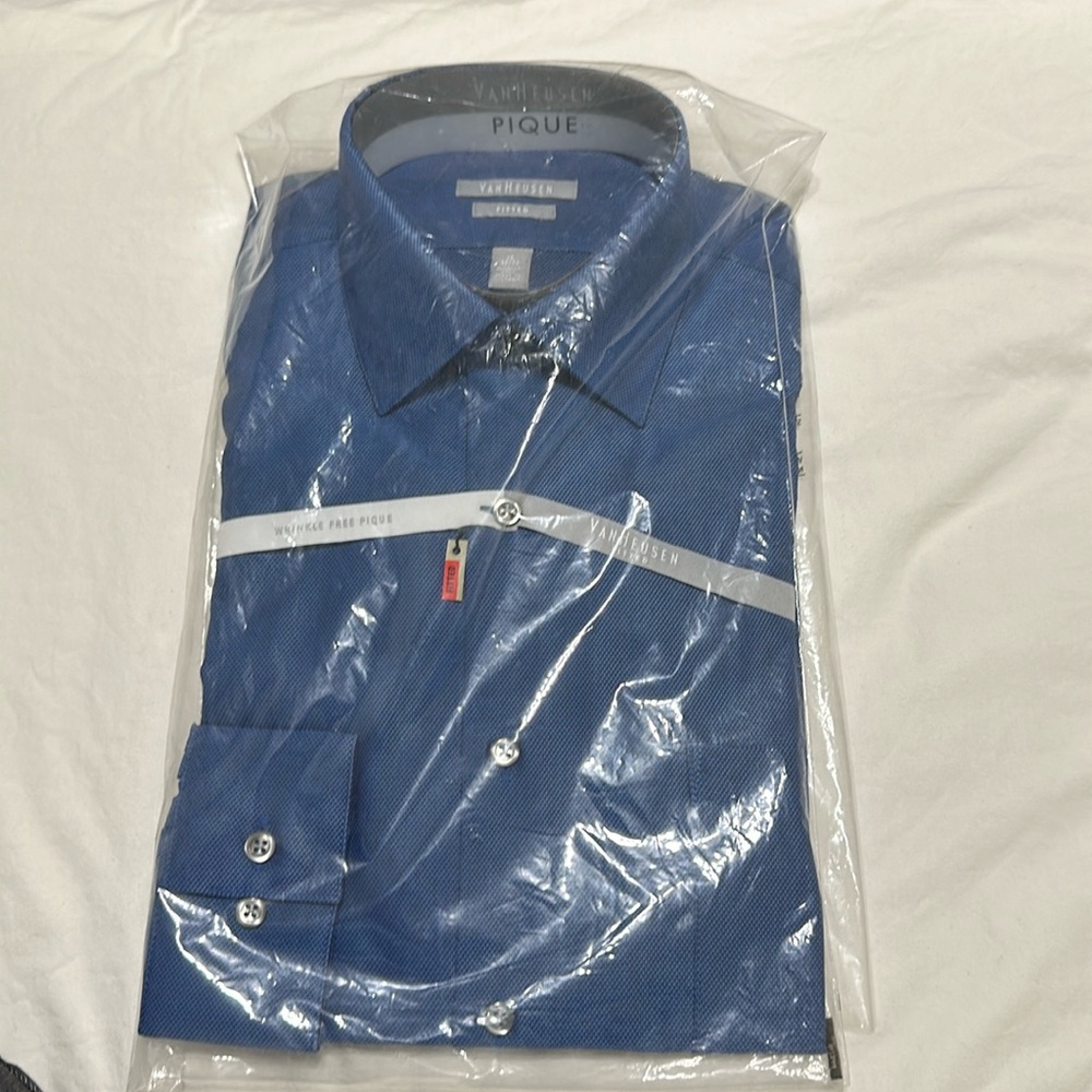 NWT Van Heusen wrinkle free delf blue 15 X 32- 33 beautiful fabric